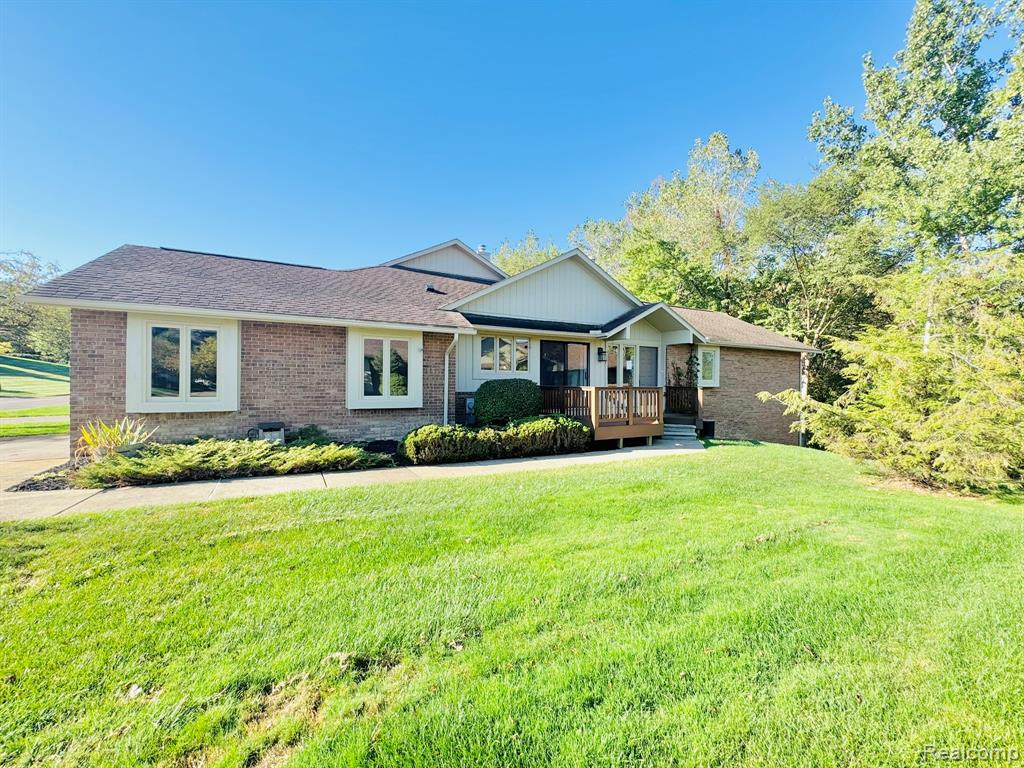 5616 Hillcrest Circle W, West Bloomfield, MI — front exterior