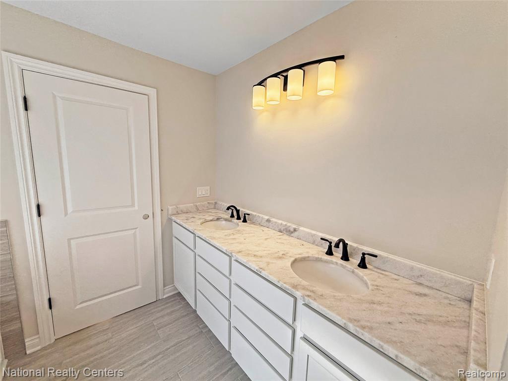 7118 Oak Ridge Court, Clarkston, MI 48348 — Photo 16