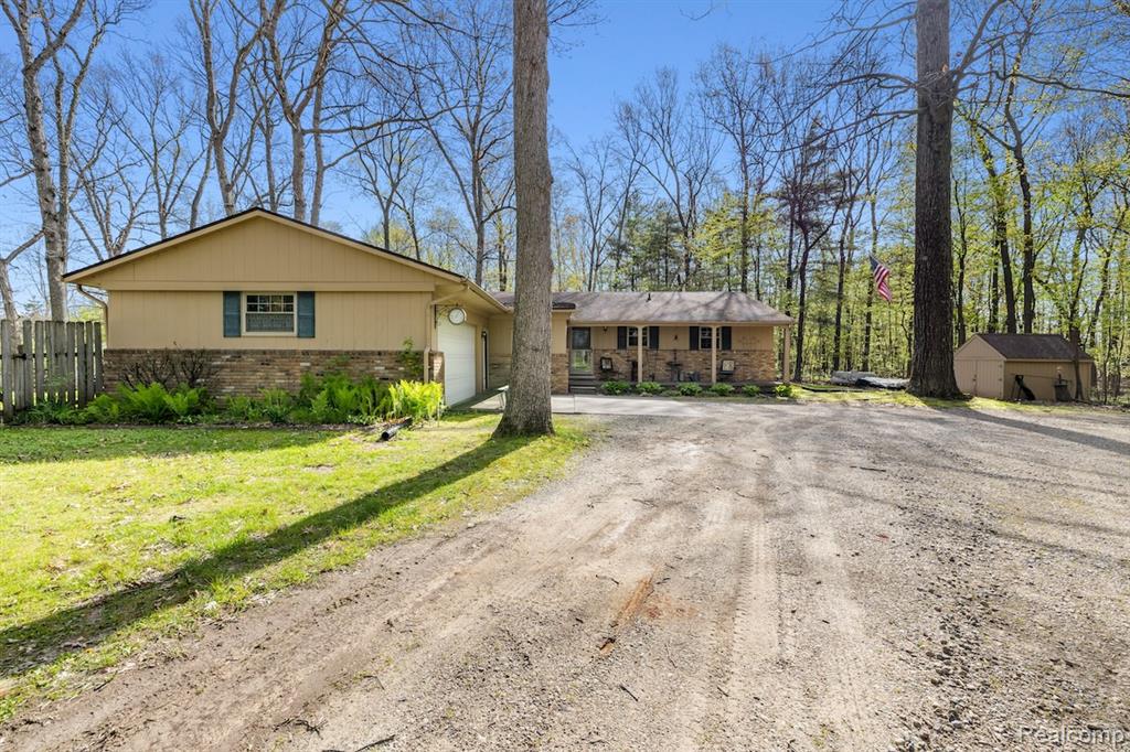 2700 N Hacker Road, Howell, MI 48855 — front exterior