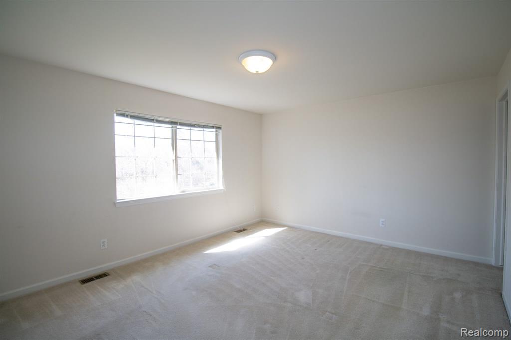 7051 MAGNOLIA Lane, Waterford, MI 48327 — Photo 16