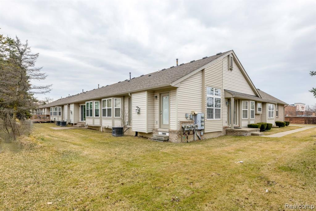 4021 RICHFIELD Drive, Sterling Heights, MI 48314 — Photo 4