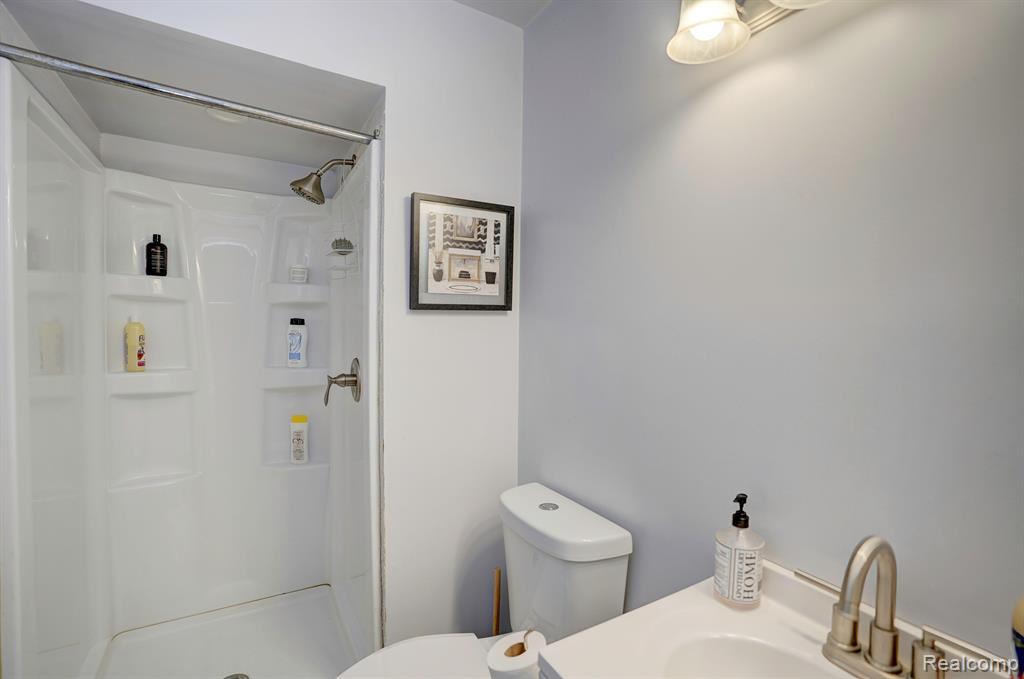 4048 W CARPENTER Road, Flint, MI 48504 — Photo 15