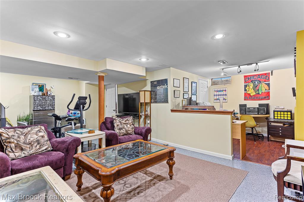 5492 Charrington Court, West Bloomfield, MI 48324 — Photo 45