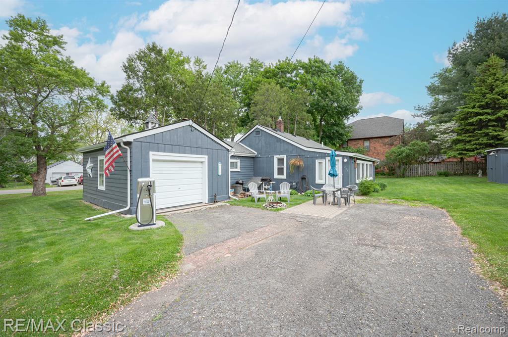 406 COMMON Street, Walled Lake, MI 48390 — Photo 3