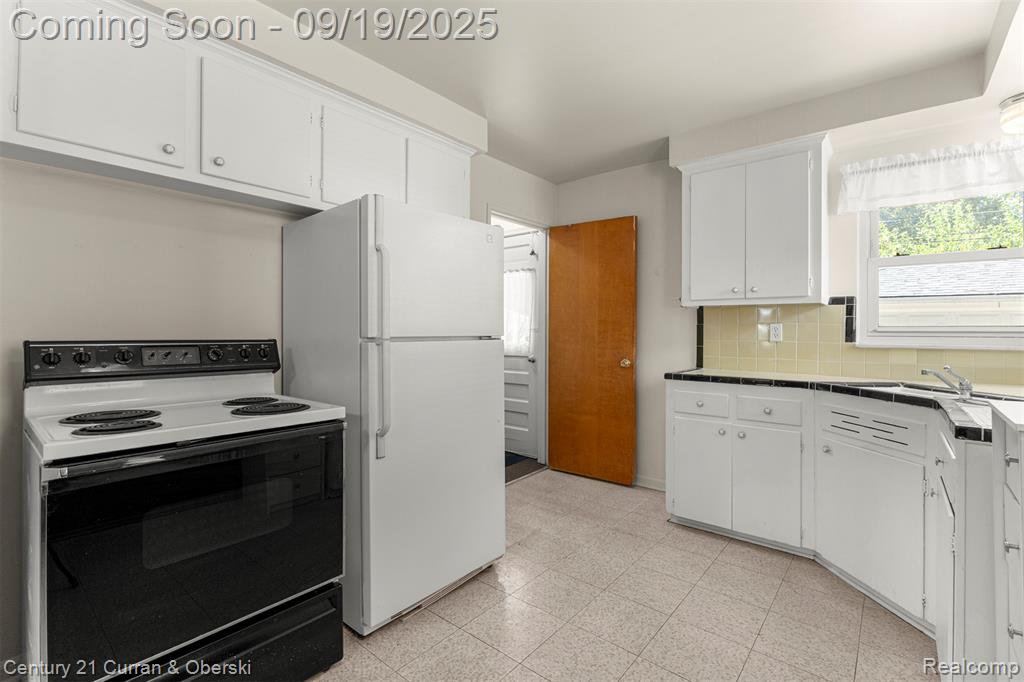 9001 Leverne, Redford, MI 48239 — Photo 13