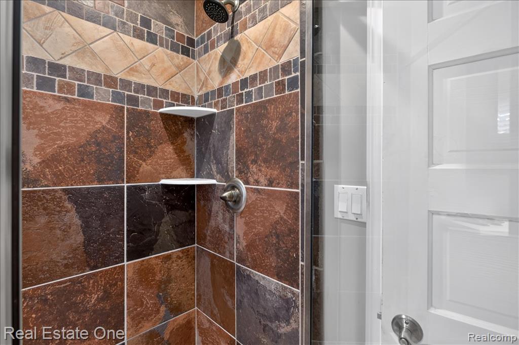 836 Pine Tree Road W, Lake Orion, MI 48362 — Photo 25