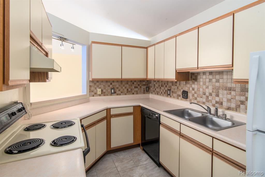 221 OAKBROOKE Drive, 5, South Lyon, MI 48178 — Photo 10
