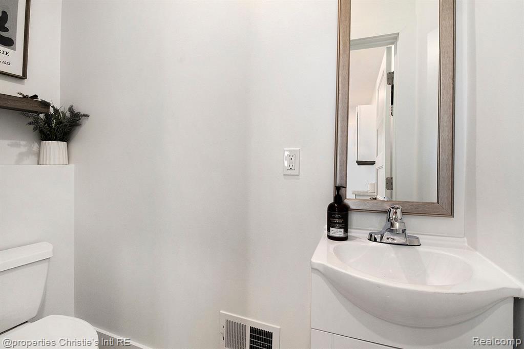 3515 FISCHER Street, Detroit, MI 48214 — Photo 13