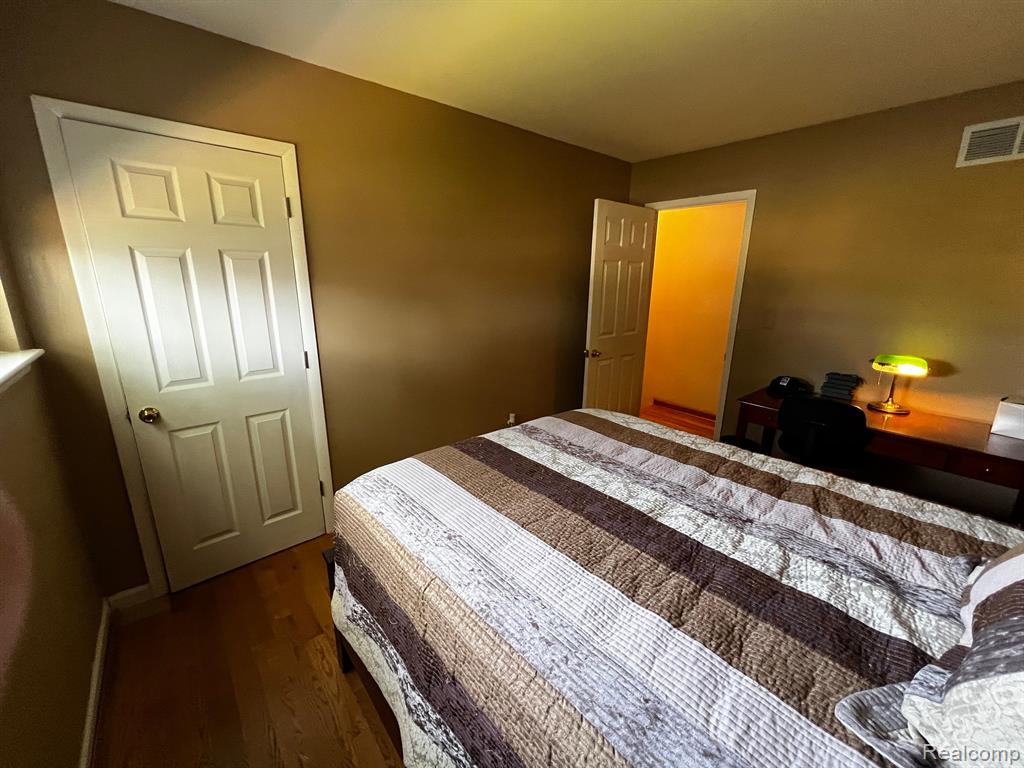 8514 HAMPSHIRE Drive, Sterling Heights, MI 48313 — Photo 25