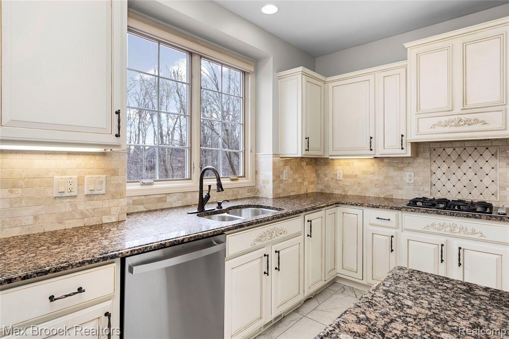 7083 Chatham Court, West Bloomfield, MI — Photo 25