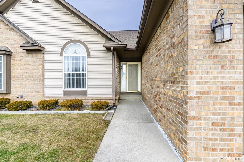 5010 Sandalwood Drive, Grand Blanc, MI 48439 — Photo 2