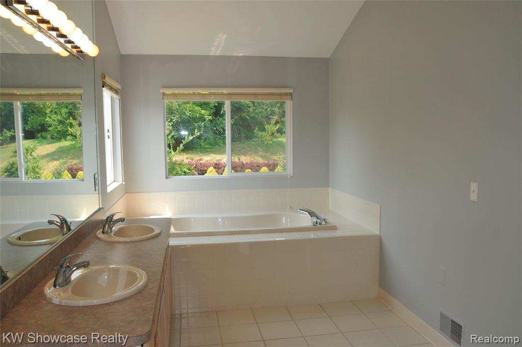 5444 BUELL Drive, Commerce Twp, MI 48382 — Photo 18