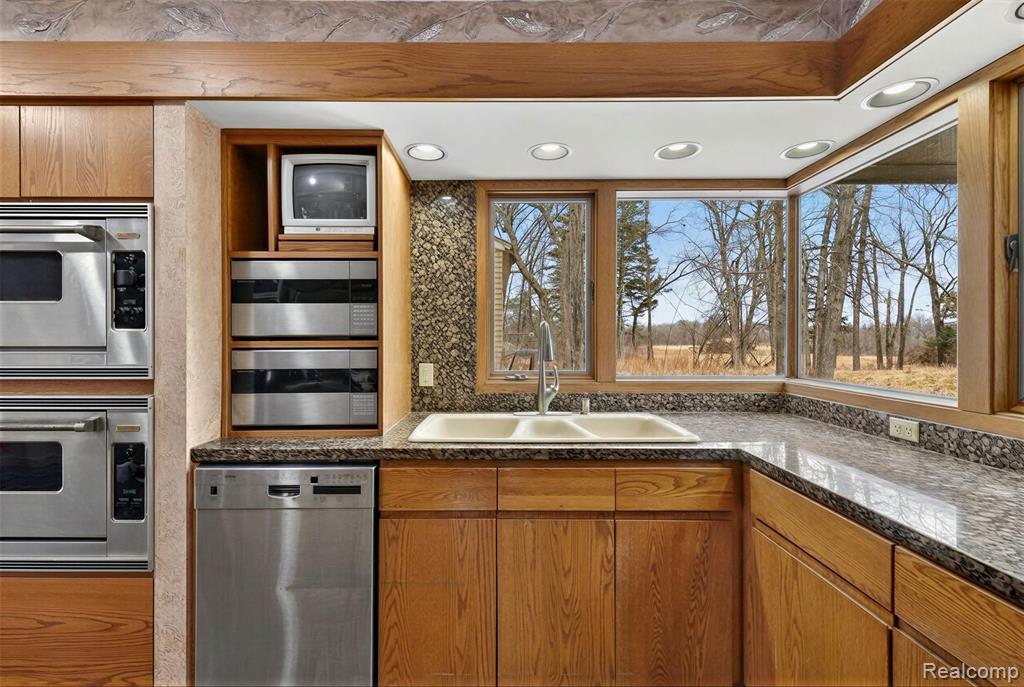 2551 Patterson Lake Road, Pinckney, MI 48169 — Photo 41