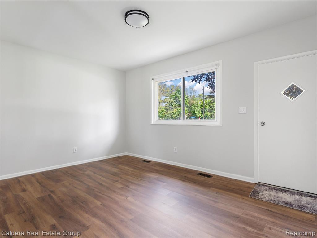 600 LOS ARBOLES Drive, Wolverine Lake, MI 48390 — Photo 5