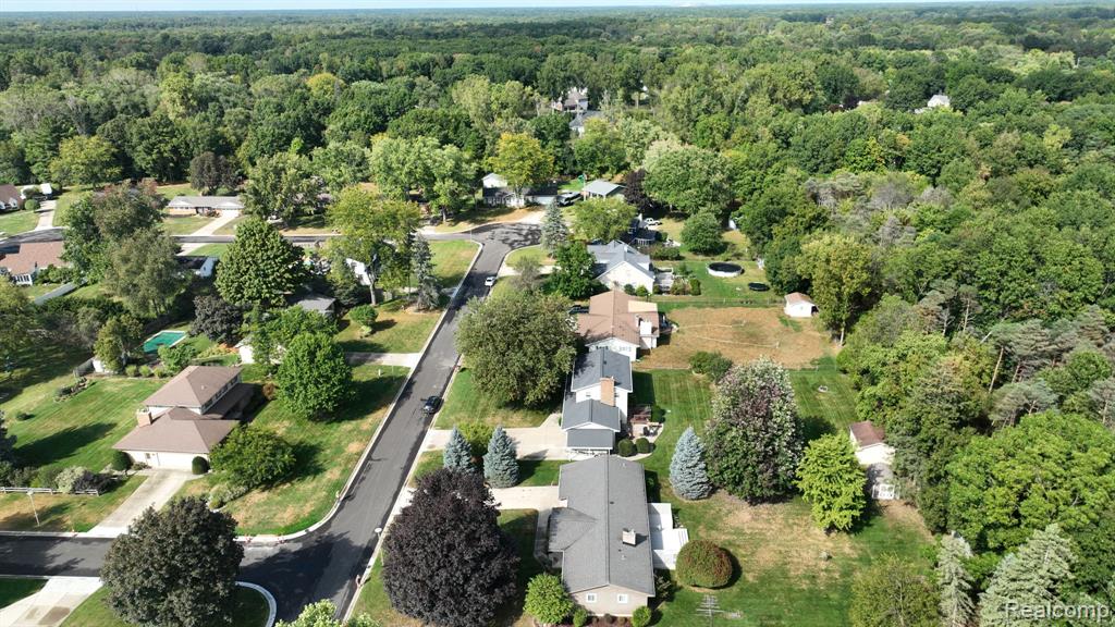 5204 Applewood Drive, Flushing, MI 48433 — Photo 28