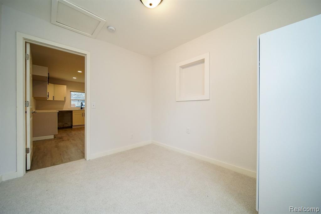 935 MCCLELLAN Street, Lake Orion, MI 48362 — Photo 37