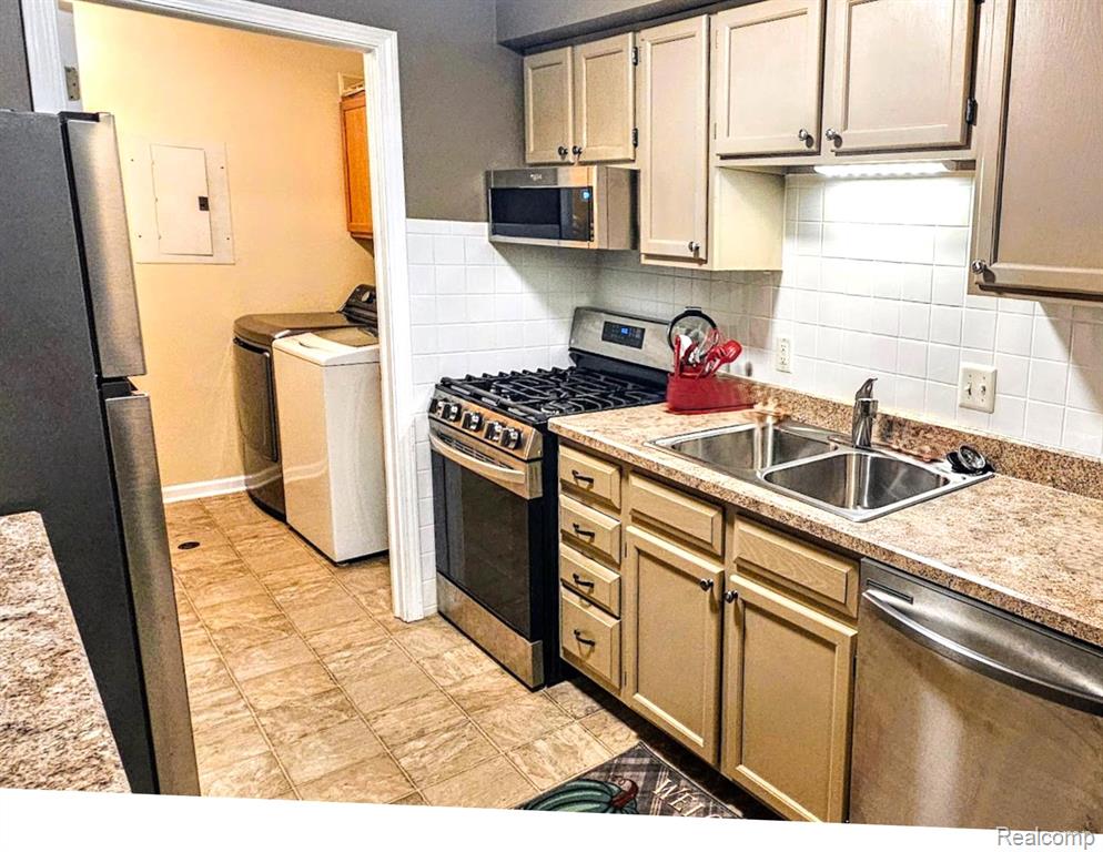 1585 HARBOUR Boulevard, Trenton, MI 48183 — Photo 2