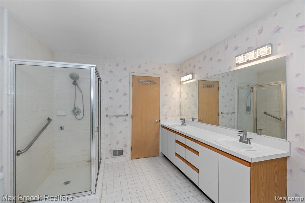 5199 Shenandoah Court, West Bloomfield, MI 48323 — Photo 25