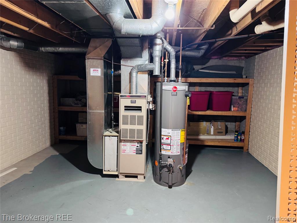 588 Oakbrook Circle, Flushing, MI 48433 — Photo 15