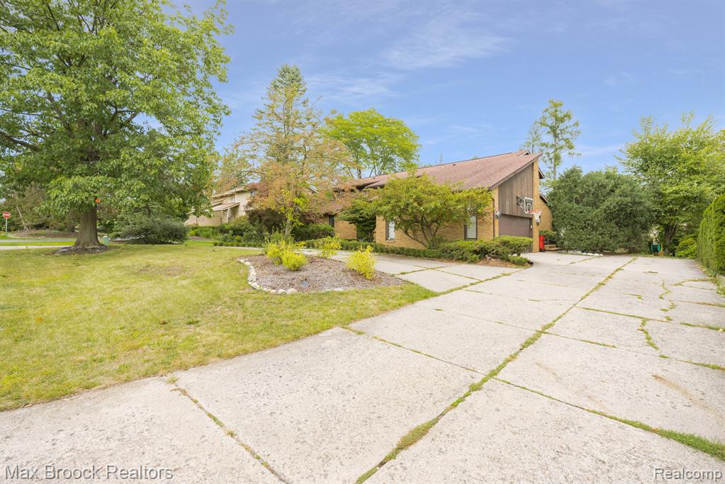 4619 MAURA Lane, West Bloomfield, MI 48323 — Photo 35