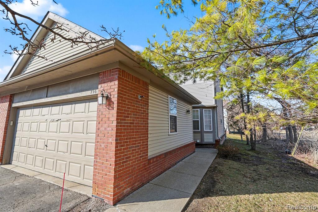 716 Palmer Drive, Pontiac, MI 48342 — front exterior