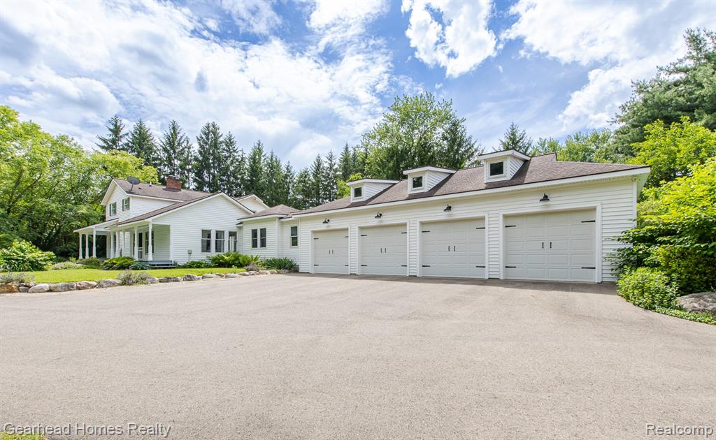 6296 Elizabeth Lake Road, Waterford, MI 48327 — front exterior