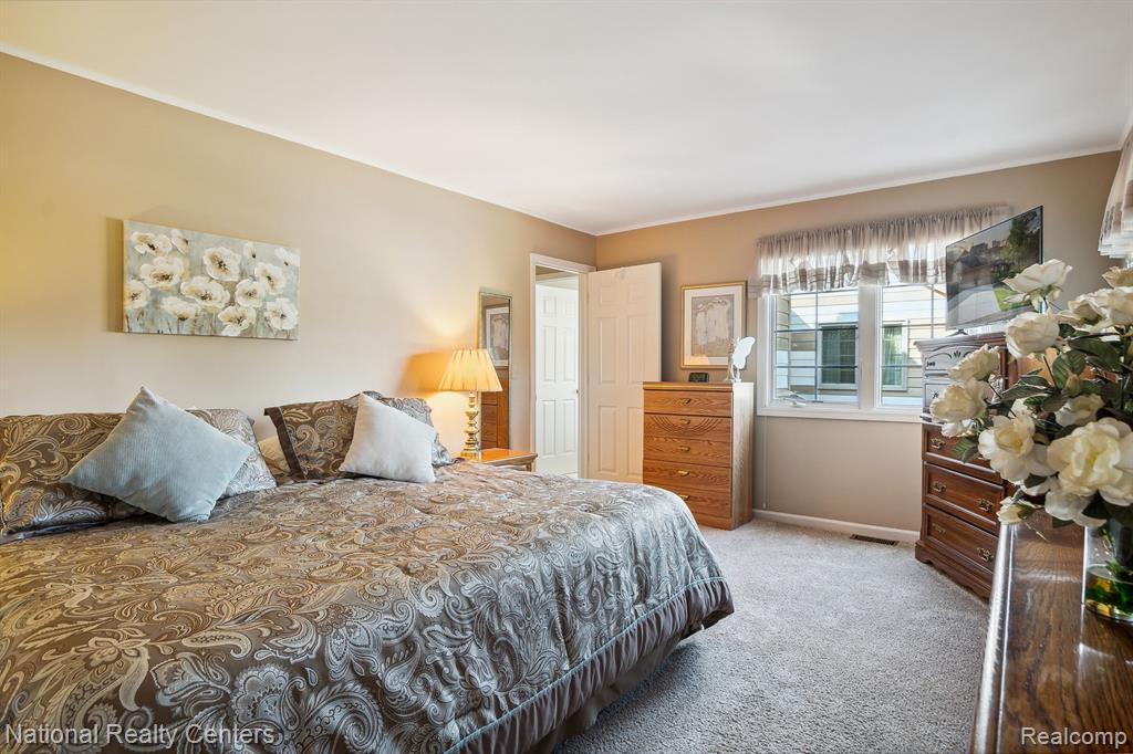 47704 BLUE HERON Drive S, Northville, MI 48168 — Photo 34
