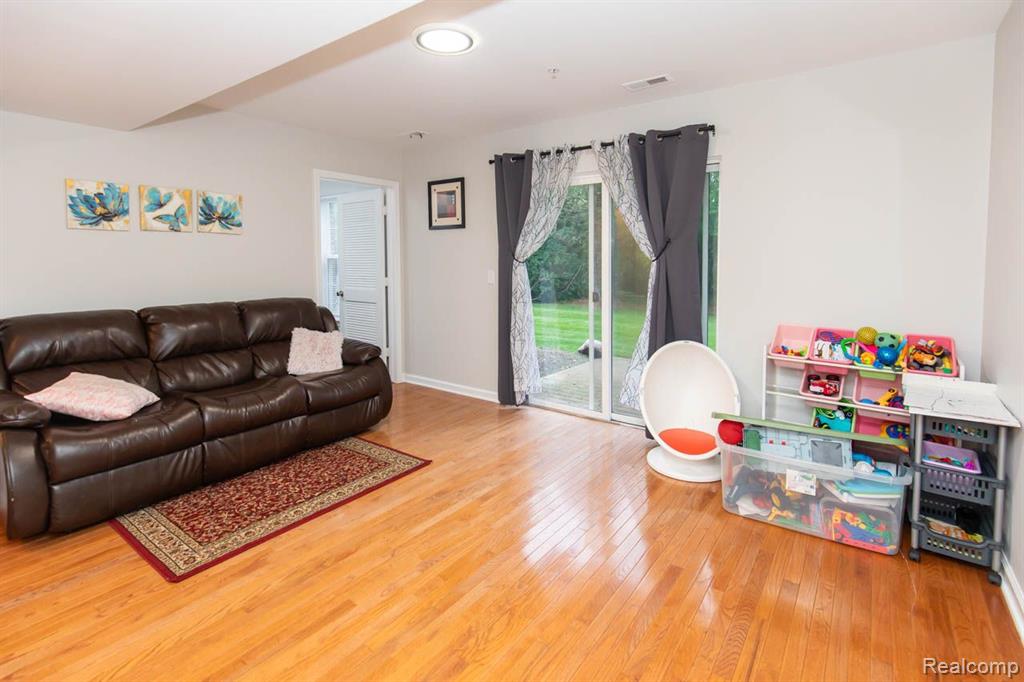 581 CHERRY ORCHARD Road, Canton, MI 48188 — Photo 43