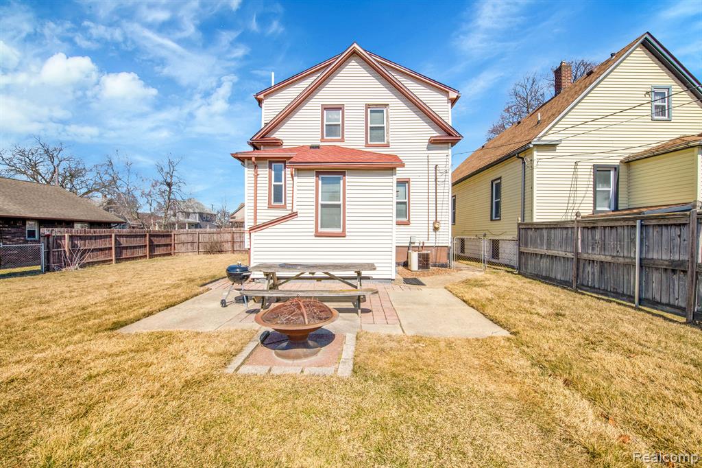 555 CHESTNUT Street, Wyandotte, MI 48192 — Photo 10