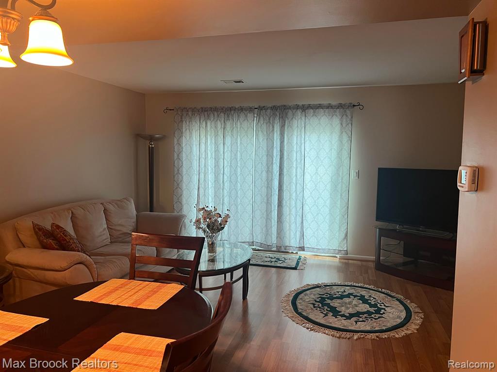 2661 KINGSTOWNE Drive, Commerce Twp, MI 48390 — Photo 4