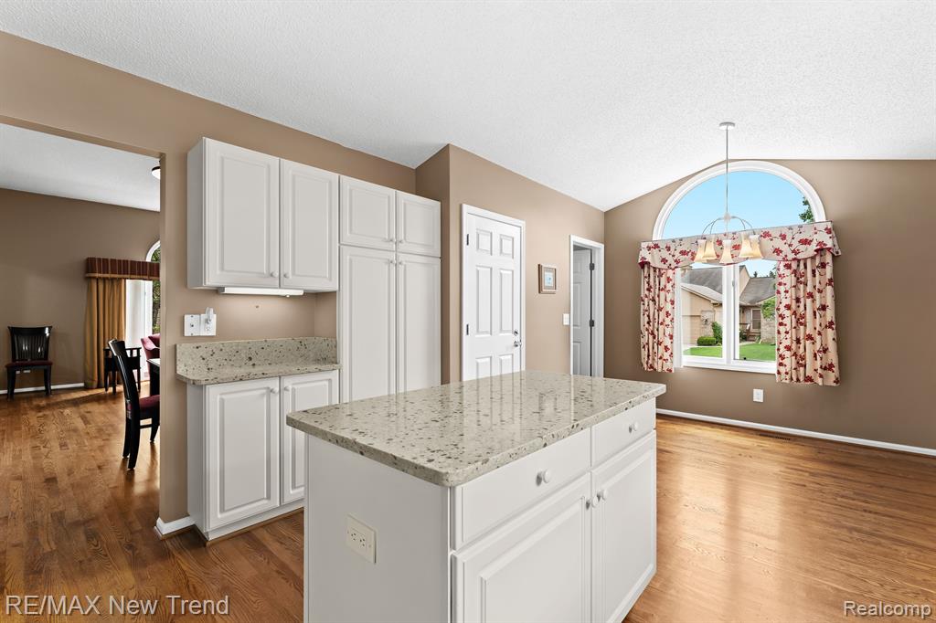 35163 KNOLLWOOD Lane, Farmington Hills, MI 48335 — Photo 17