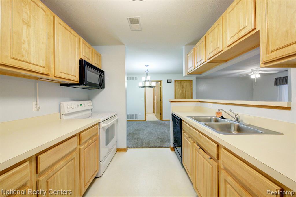 306 MARIGOLD Circle, Westland, MI — Photo 10