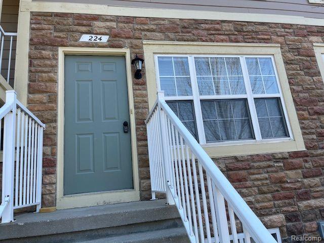 224 PARK GREEN Drive, Lake Orion, MI 48362 — front exterior