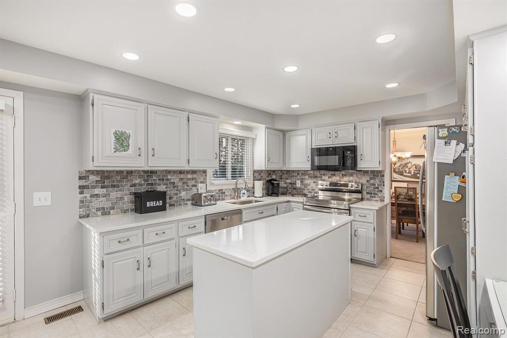 47212 Strahan Court, Shelby Twp, MI 48315 — Photo 11