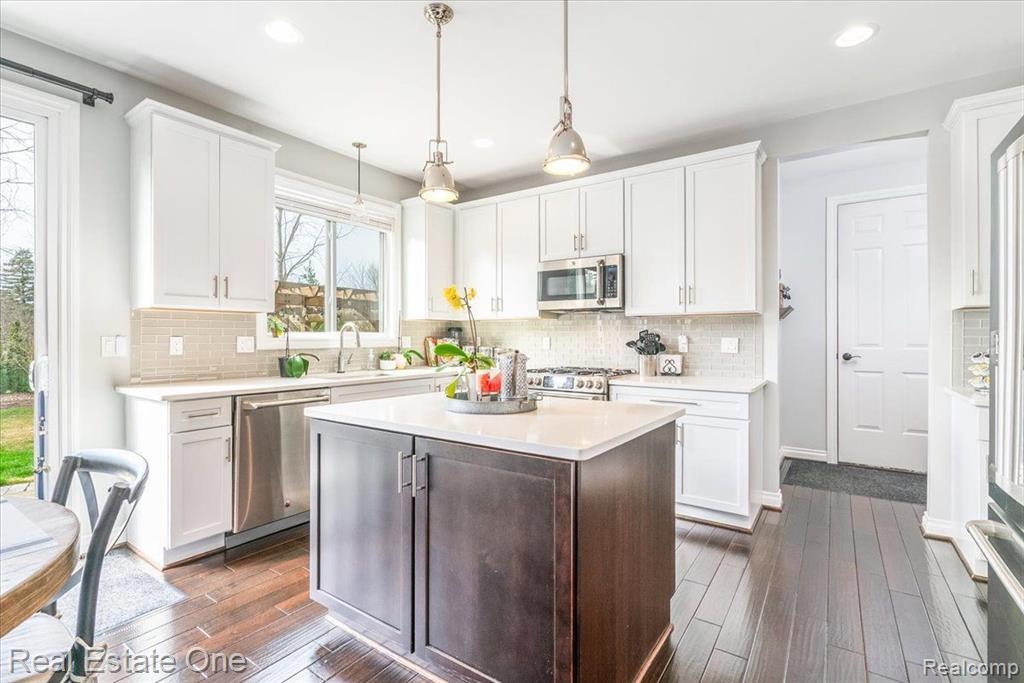 48025 E OXFORD Court, Canton, MI 48187 — Photo 33