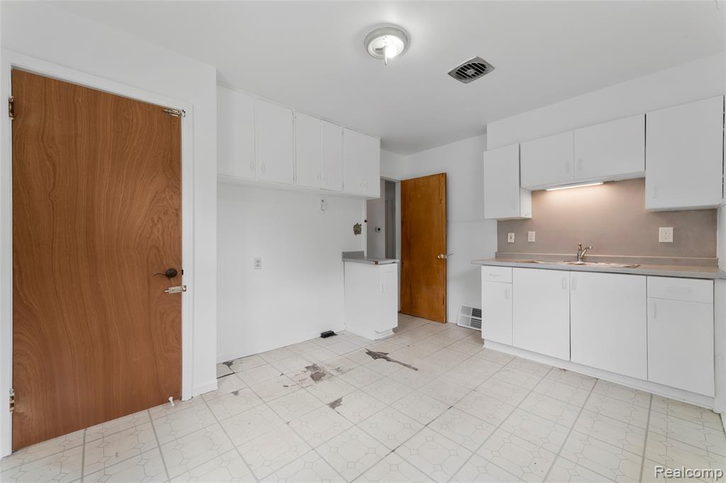 12000 Bramell, Redford, MI 48239 — Photo 17
