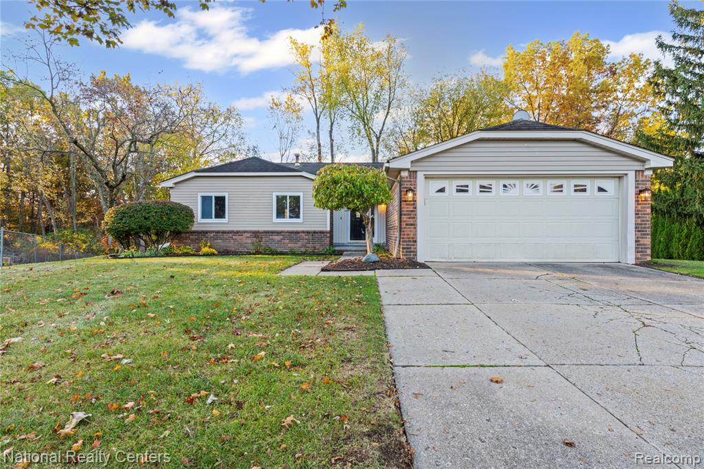 5501 Fox Chase Lane, Clarkston, MI — front exterior