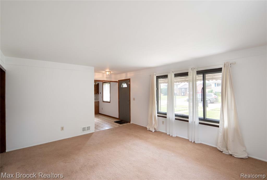 8212 Carrousel Boulevard, Westland, MI — Photo 5