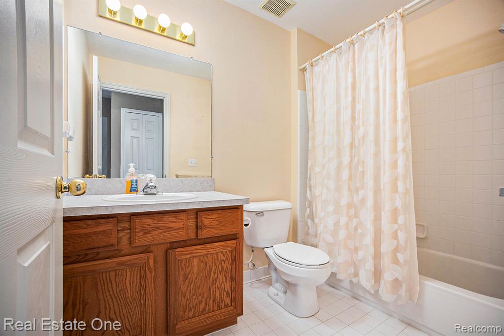 4439 Honeysuckle Drive, Sterling Heights, MI 48314 — Photo 16