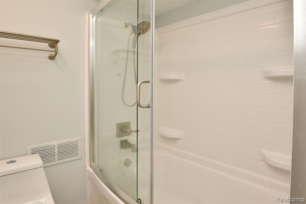 4041 W MAPLE Road, E101, Bloomfield Hills, MI 48301 — Photo 15