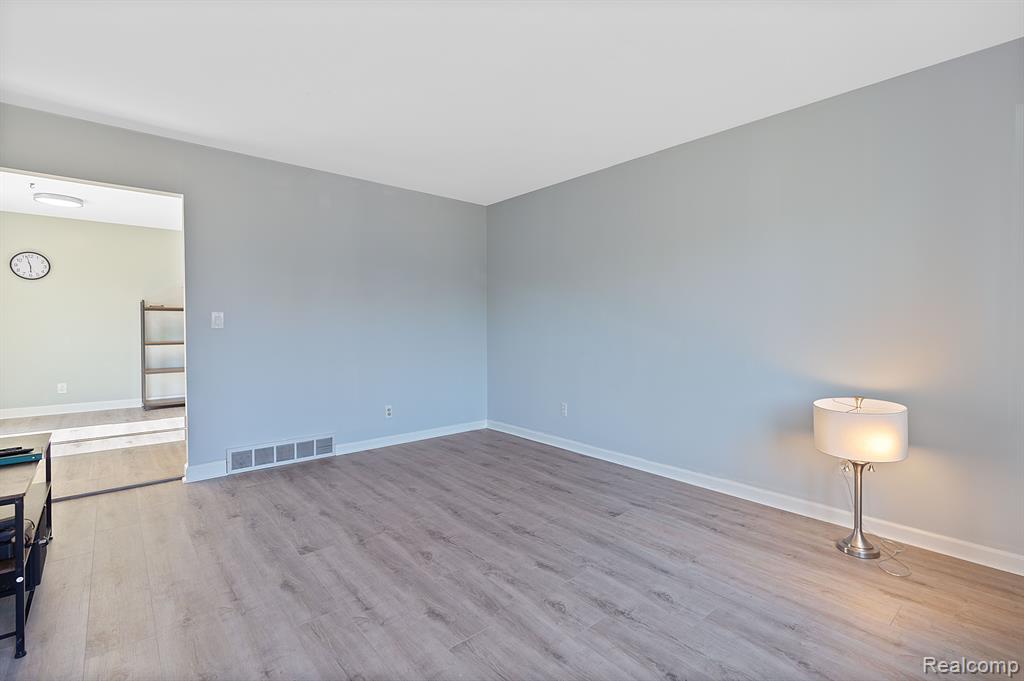 45880 KENSINGTON Street, Utica, MI 48317 — Photo 4