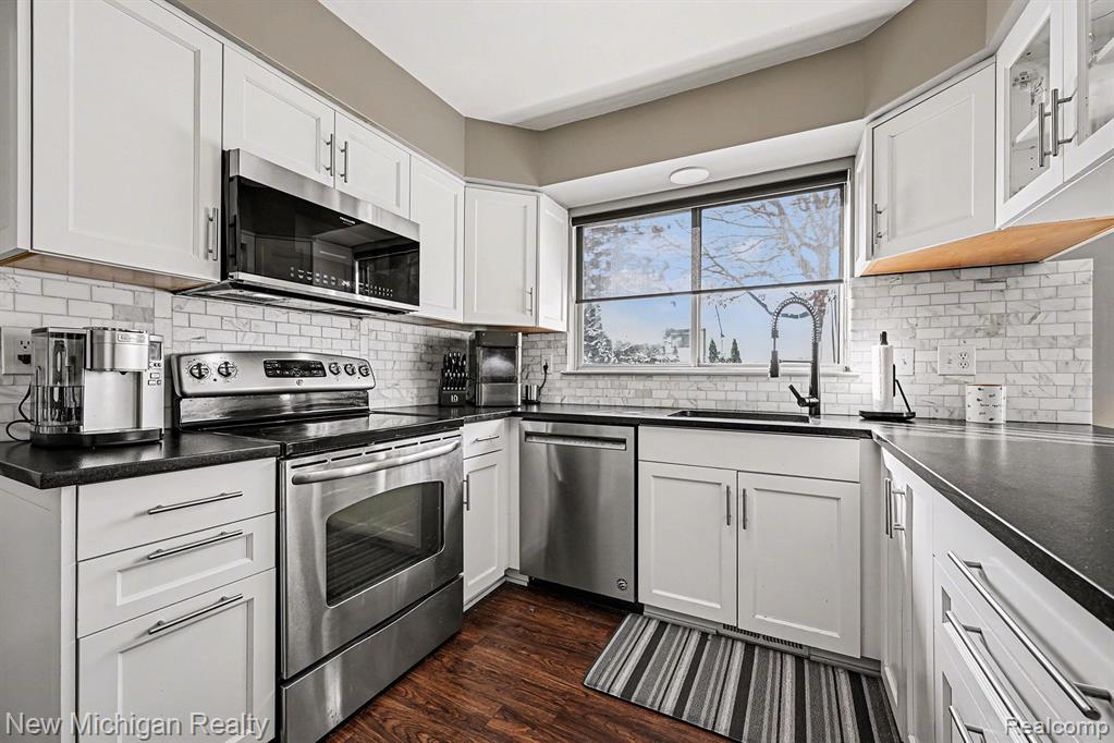 6612 Ashley Court, Waterford, MI 48327 — Photo 10