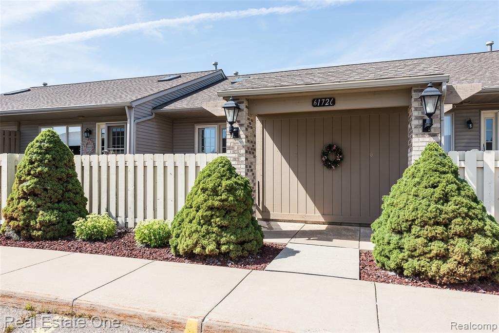 61726 VALLEY FORGE, South Lyon, MI 48178 — Photo 2