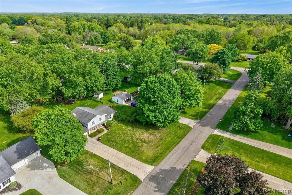 1070 Woodview Drive, Flint, MI 48507 — Photo 10