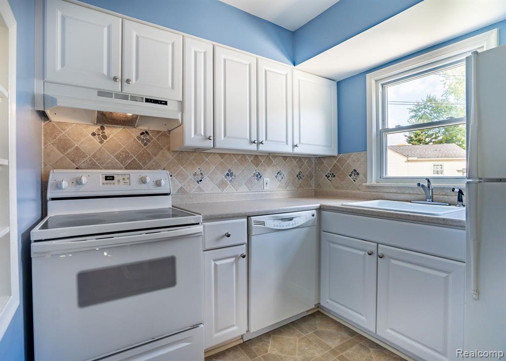 569 Chippewa Street, Mount Clemens, MI 48043 — Photo 9