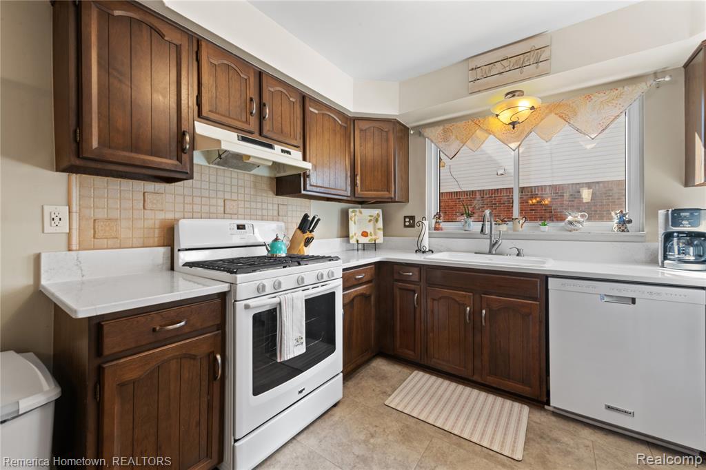 46490 Bartlett Drive, Canton, MI 48187 — Photo 33