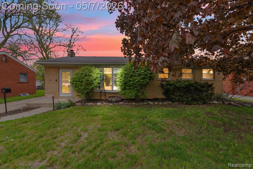 37022 Pinewood Road, Wayne, MI 48184
