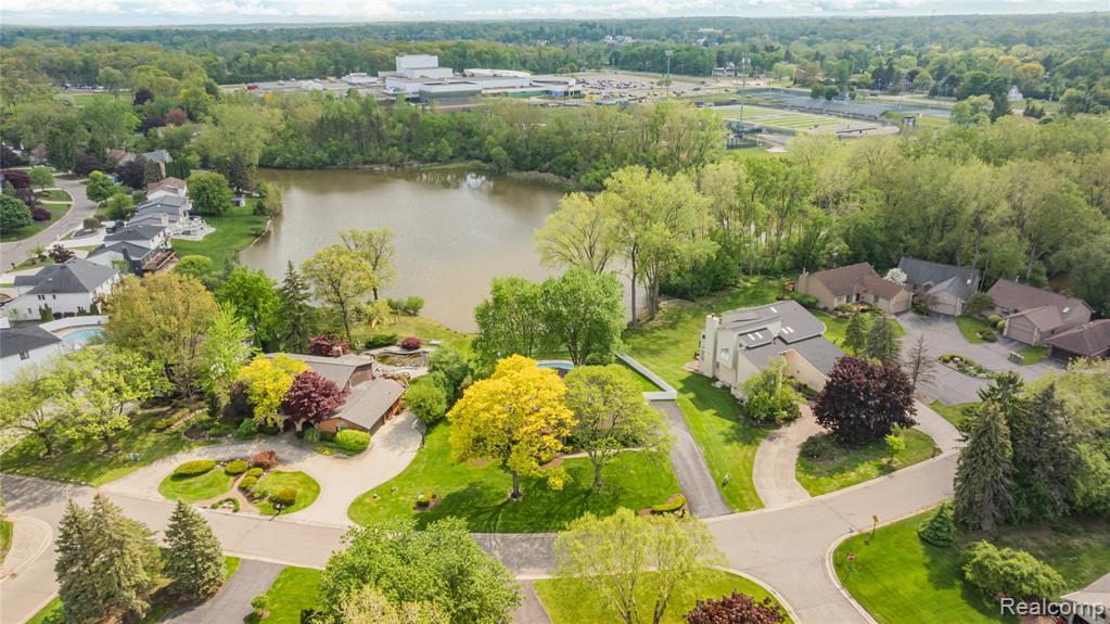 4700 S Valleyview Road, West Bloomfield, MI 48323 — Photo 39