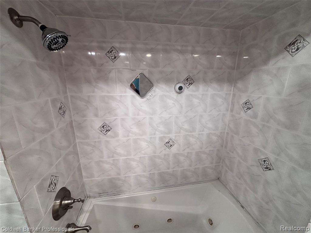 full bath w/jetted tub