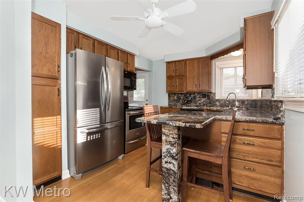 936 E Katherine Avenue, Madison Heights, MI 48071 — Photo 8